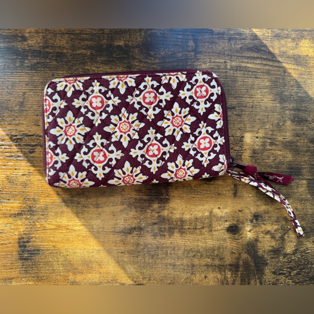 NWOT Vera Bradley large “Medallion” zip around wallet - Picture 1 of 3